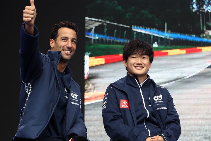 来季もアルファタウリのドライバーになることが決まった角田（右）とリカルド（左）。(C) Getty Images