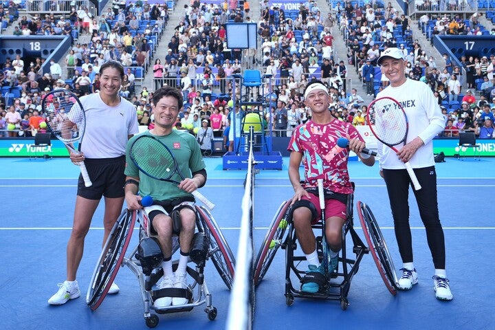 有明コロシアムを大いに盛り上げた伊達公子、国枝慎吾、小田凱人、マルチナ・ナブラチロワ（左から・敬称略）らによるニューミックスダブルス。写真：YONEX Tennis Festival 2023提供
