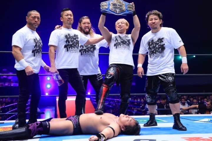 金丸（左から２人目）がJ5Gを裏切り、対戦したH.O.Tに寝返った。写真：新日本プロレスリング
