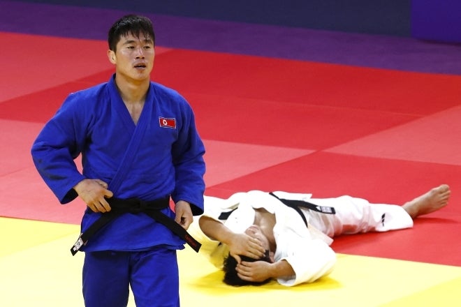 韓国選手に勝利したキム・チョルグァン（手前）。このあとなぜか握手を拒否した。(C)REUTERS/AFLO