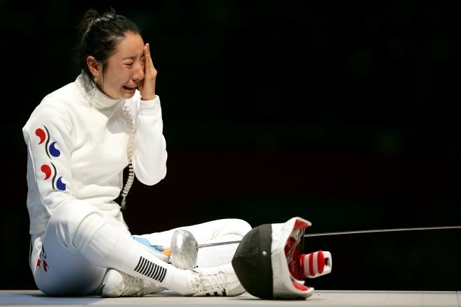 2012年ロンドン五輪の女子エペ準決勝ではシン・アラムが涙の座り込み。なんと抗議行動は１時間にも及んだ。(C)Getty Images