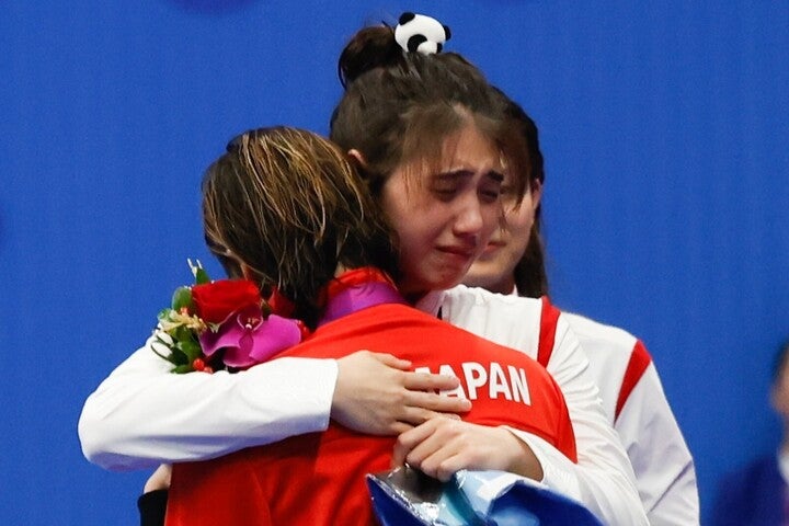 メダルセレモニーの直後、張雨霏（奥）と涙の抱擁を交わす池江（手前）。(C) Getty Images
