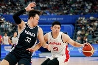 全勝対決となった日本（右）と韓国（左）。前者がライバル対決を83対77で制した。(C)REUTERS/AFLO