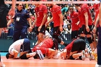 日本に勝利を収めたエジプト選手らはコートに頭をつけ感謝の祈りを捧げた。写真：梅月智史（THE DIGEST写真部）