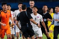 試合後、北朝鮮選手らは判定に納得がいかず主審（中央）に詰め寄る騒動が起きた。(C)AP/AFLO