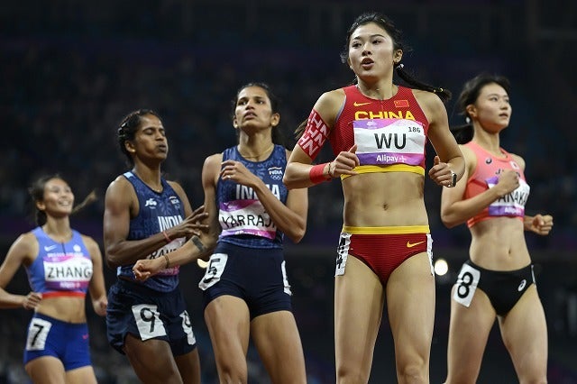 アジア大会の女子100mハードル決勝は一大騒動に発展（写真右から田中、ウー・ヤニ、ヤラジ）。(C)Getty Images