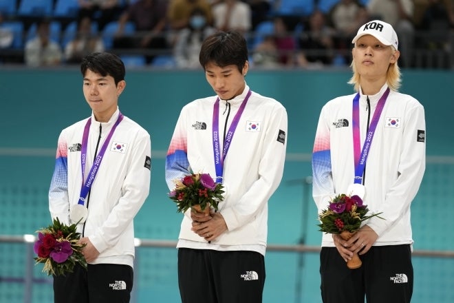 表彰式に立つ韓国チーム（左からチョン・チョルウォン、チェ・グァンホ、チェ・インホ）。銀メダルにも笑顔はない。(C)AP/AFLO