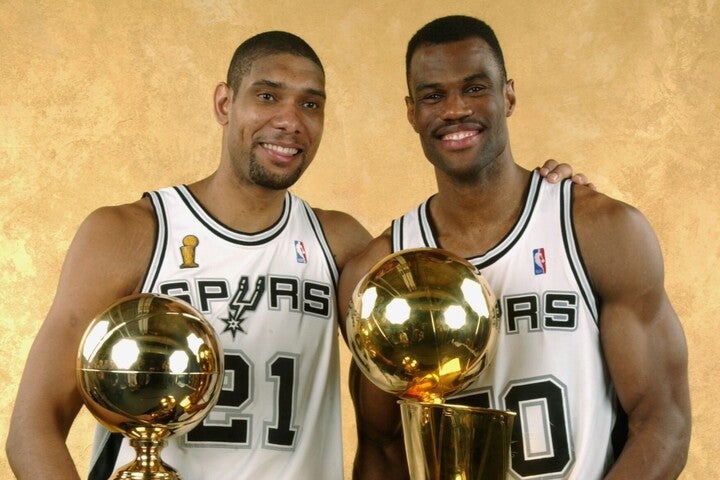 NBAで優勝できずにいたロビンソンだが、ダンカン(左)との出会いがキャリアのターニングポイントになった。(C)Getty Images