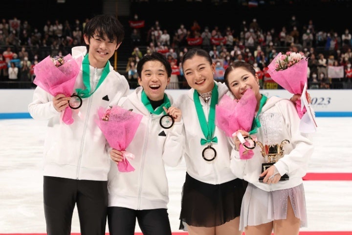 チーム一丸で２連覇を飾った日本。左から島田、友野、坂本、宮原。写真：滝川敏之