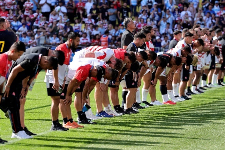 試合後、スタンドに一礼する日本代表。(C) Getty Images