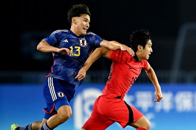 日韓対決となった男子サッカー決勝。イ・ガンイン（右）を擁する韓国が逆転勝ちを収めた。(C)REUTERS/AFLO
