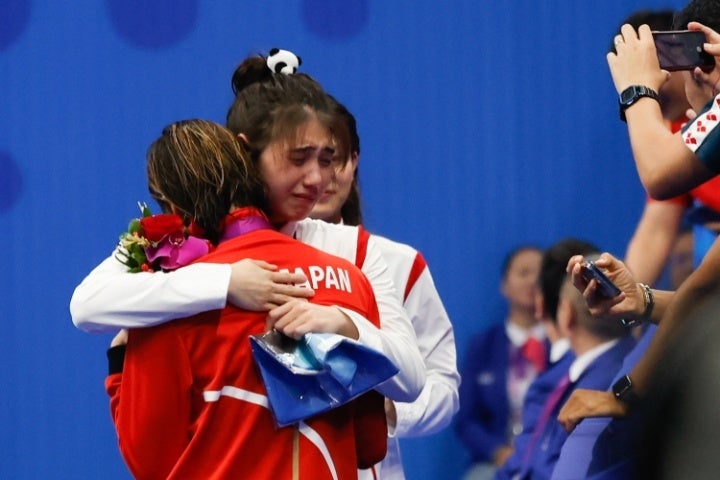 競泳最終日に池江（手前）と中国の張雨霏（奥）が涙の抱擁を見せ、大きな感動を呼んだ。(C) Getty Images