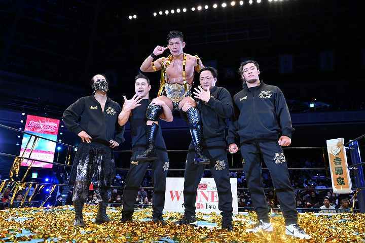 チャンピオンのSANADAがEVILを撃破。来年１月４日には東京ドームで内藤戦が決まっている。写真：新日本プロレスリング