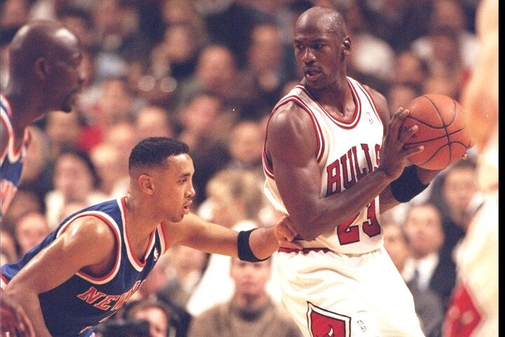 ジョーダン(右)はバスケから離れていたにもかかわらず、当時NBAのスターだったピッペンをチャリティゲームで圧倒。スタークス(左)は２人を見守るしかなかったという。(C)Getty Images