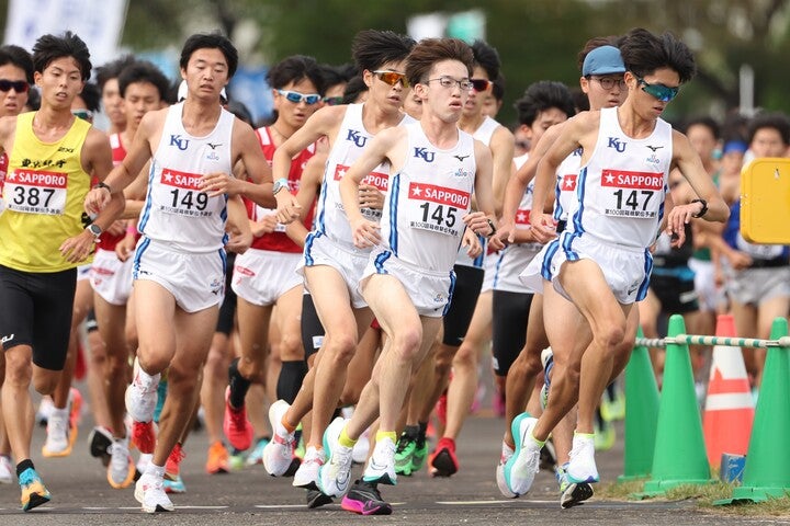 ２年ぶりに箱根切符をつかんだ神奈川大。大後監督もほっとした表情を浮かべていた。写真：滝川敏之