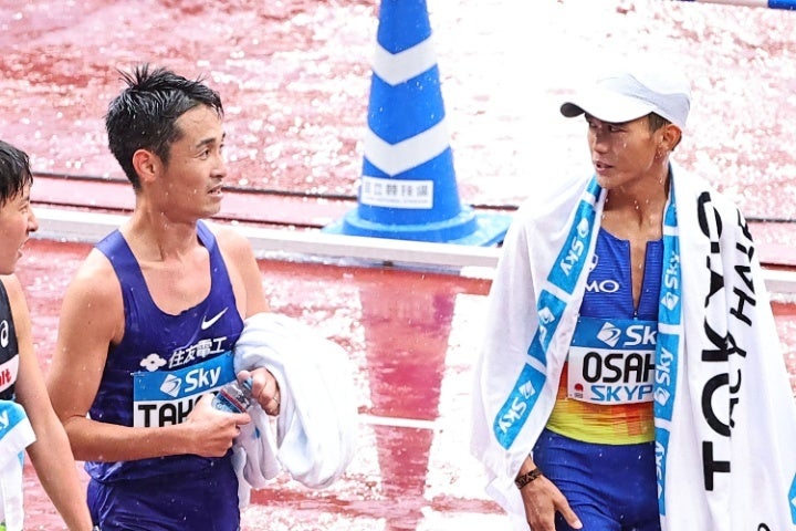 ３位だった大迫（右）は、雨が降るなか後輩の高田（左）がゴールするまで待ち続け、一緒にトラックを去った。写真：梅月智史（THE DIGEST写真部）