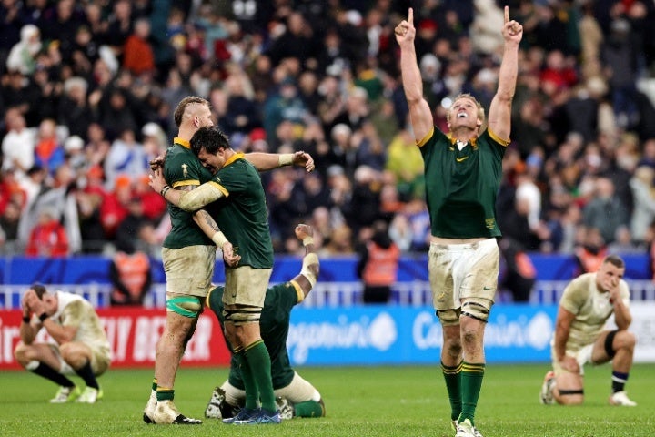 勝利した南アフリカの選手（手前）らは歓喜し、イングランドの選手（奥）は落胆した。(C) Getty Images