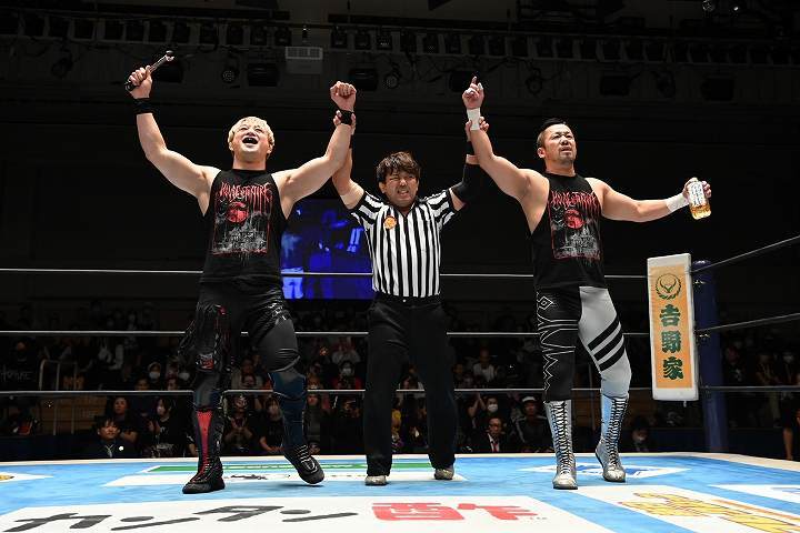無法ファイトを繰り広げたH.O.Tが初勝利を挙げた。写真：新日本プロレスリング