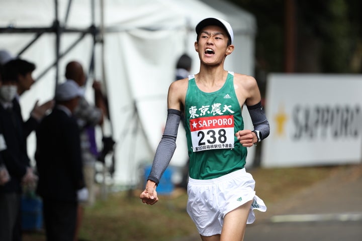 日本人トップでゴールに駆け込んだ東農大の１年、前田。写真：滝川敏之