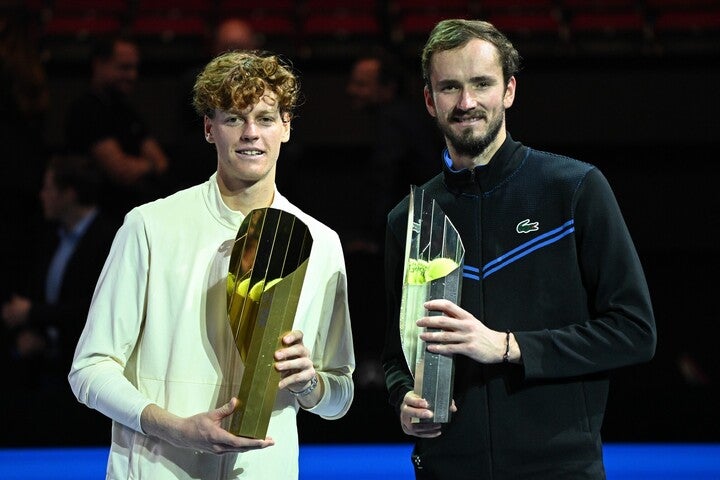 「エルステ・バンク・オープン」決勝で、シナー（左）はメドベージェフ（右）にフルセットの末に勝利し、ツアー10勝目を飾った。（C）Getty Images