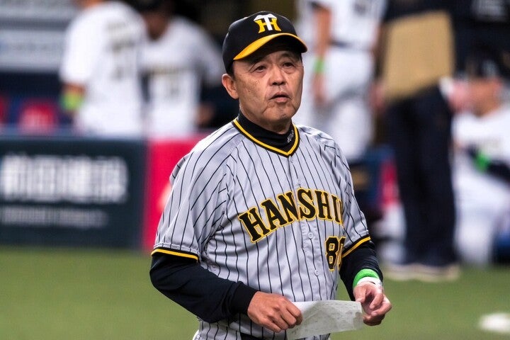 岡田監督が判定に異議を唱えたプレーをプロ野球OBが解説している。写真：野口航志