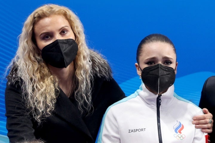 エテリ（左）氏は地元メディアに北京五輪でのワリエワ（右）の異常事態を明らかにした。(C)Getty Images