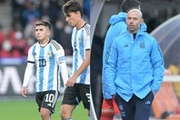 日本に完敗し、肩を落とす10番のチアゴ・アルマダ（左）。指揮官のマスチェラーノ（右）は足早にグラウンドを去った。写真：金子拓弥（THE DIGEST写真部）