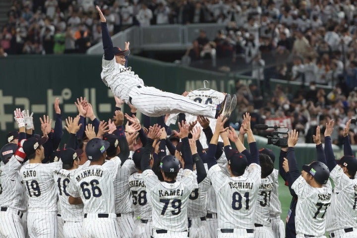 初陣となった「アジアプロ野球チャンピオンシップ2023」で日本を優勝に導いた井端監督が６度も宙に舞った。写真：滝川敏之