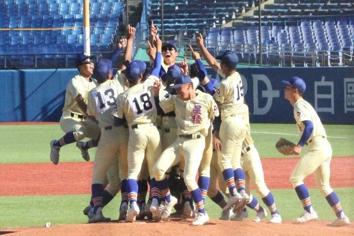 星稜が明治神宮大会を制す。松井秀喜を擁した91年以来の快挙となった。　写真：壁井裕貴