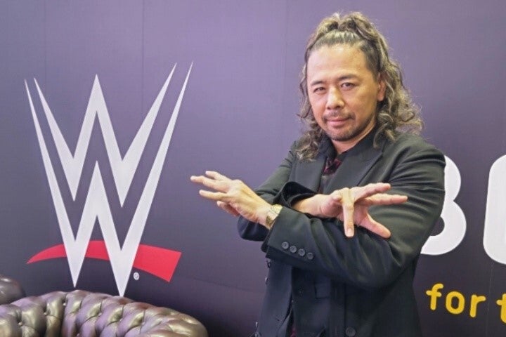 WWEのロゴを背に記念撮影に収まる中邑真輔。(C)THE DIGEST