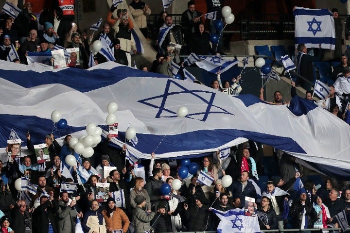 ハンガリーで行なわれたスイス戦に、イスラエルの多くのファンが訪れた。(C)Getty Images