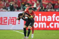 随所に激しい競り合いが見られた中国対韓国の一戦。(C) Getty Images
