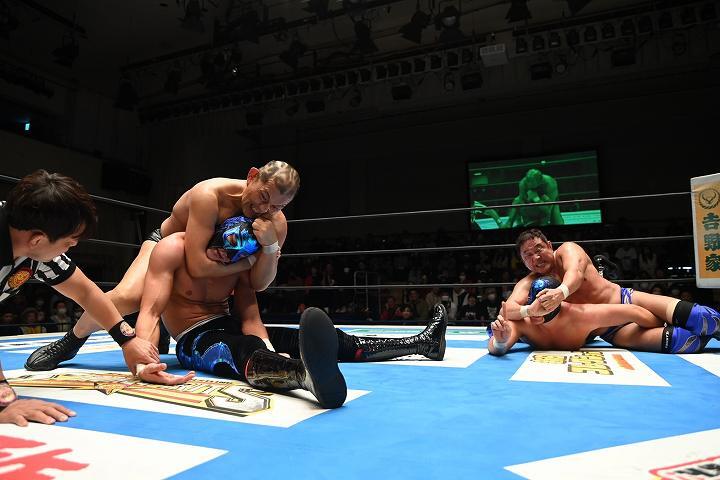 スリーパーの共演も見せた永田＆鈴木。しかし勝利には届かず。写真：新日本プロレスリング