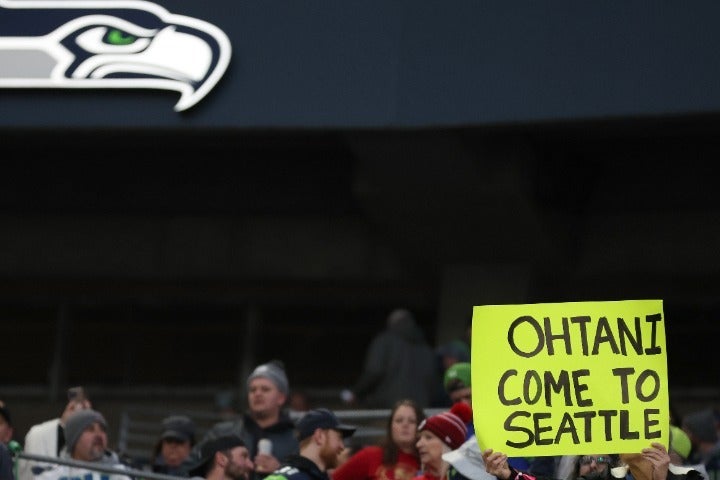 NFLの試合会場で「OHTANI COME TO SEATTLE」のボードが掲げられた。(C)Getty Images