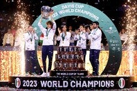 47年ぶりに世界チャンピオンの称号を手に入れたイタリアチーム（カップを掲げているのがヤニック・シナー）。(C)Getty Images