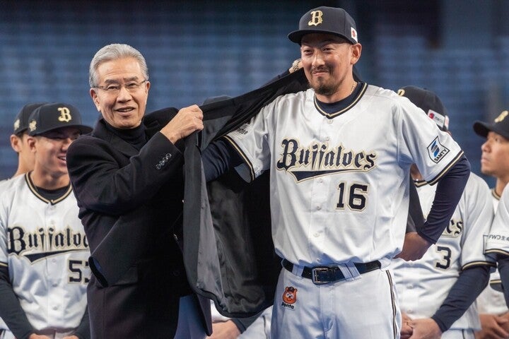 通算284勝の阪急時代の大エース、山田（写真左）から名球会のブレザーを授与される平野（右）。今季も29セーブを挙げ、史上３人目の日米通算300セーブも夢ではない。写真：野口航志