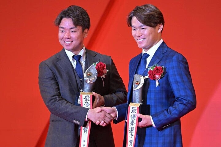 MVPの授賞式にて日本での最後の雄姿を見せた山本（右）。新人王とのダブル受賞となった村上（左）も会心の笑顔を披露した。写真：金子拓弥（THE DIGEST写真部）