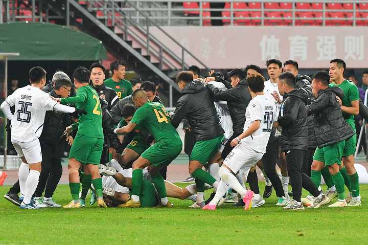 大規模な乱闘騒ぎとなった浙江FC対ブリーラムの一戦。(C) Getty Images