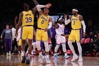 スターを揃えながら期待を大きく裏切った2021-22シーズンのレイカーズ。その原因はウエストブルック(中央)にあると思われたが…。(C)Getty Images