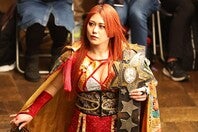 きれいな髪色が印象的な舞華。私服姿もパーフェクトだ。写真：梅月智史（THE DIGEST写真部）