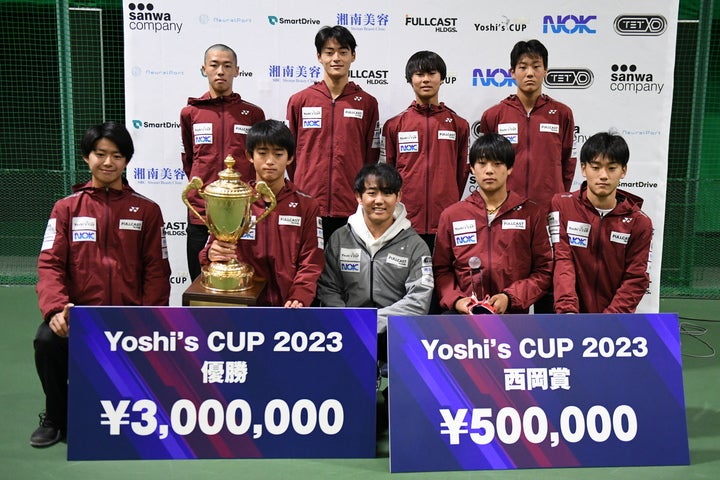 「Yoshiʼs CUP 2023」の出場選手たちと主催者の西岡良仁。写真：スマッシュ編集部