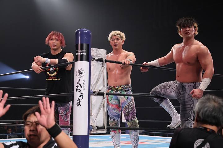 救出に現われた海野（左）と、６人タッグマッチでリングに上がった清宮（中）、大岩（右）が顔を揃える。写真：新日本プロレスリング
