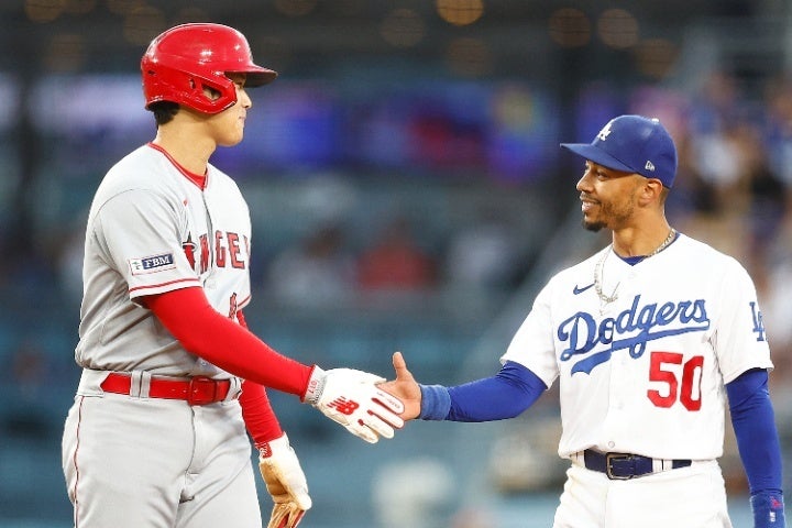 大谷（左）は今季のドジャース戦でベッツ（右）と試合中に握手。この光景が来季同じユニホーム姿で実現する。(C)Getty Images