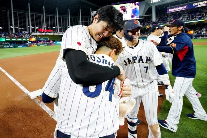 劇的勝利に吉田と抱き合う大谷。９回裏、逆転劇の口火を切ったのはこの大黒柱だった。(C)Getty Images