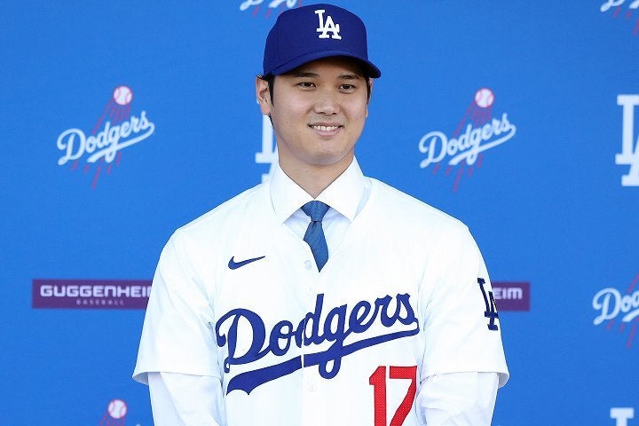 ドジャースの会見に臨んだ大谷。新天地での抱負を述べた。(C) Getty Images