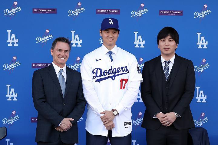 大谷がドジャースでの入団会見に臨んだ。(C) Getty Images