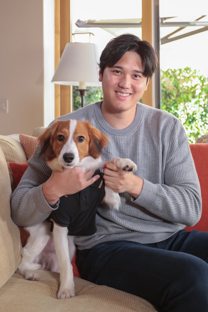 一緒にカメラ目線をする大谷（右）と愛犬（左）。(C)Getty Images