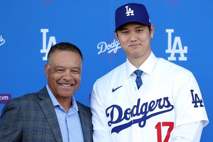 大谷（右）がロバーツ監督（左）とドジャース入団会見に臨んだ。(C) Getty Images