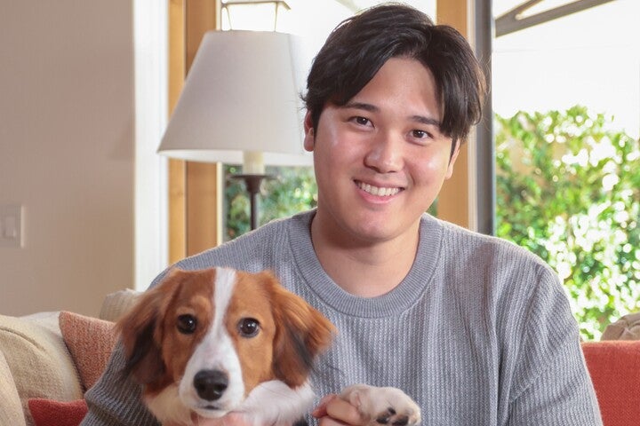 愛犬のデコピンを抱いて笑顔を見せる大谷（右）。(C)Getty Images