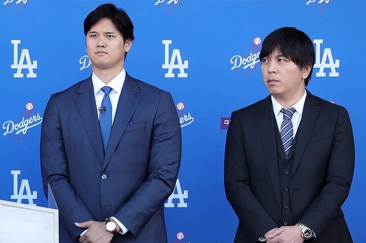 お洒落なスーツ姿を披露した大谷（左）と水原通訳（右）。ネクタイはブルーをチョイスした。(C)Getty Images